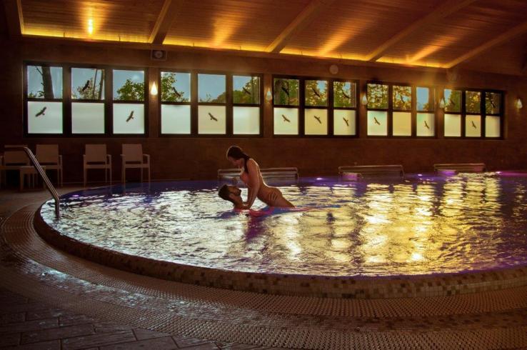 romantyczne kąpiele w bezchlorowym basenie Manor House SPA